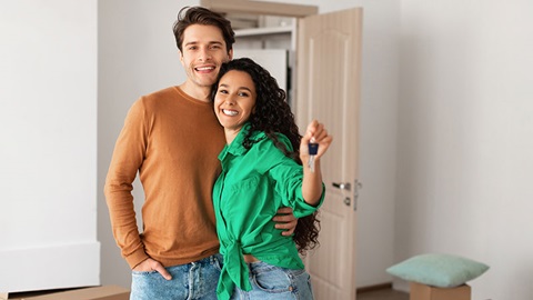 Couple qui emménage dans un nouveau logement